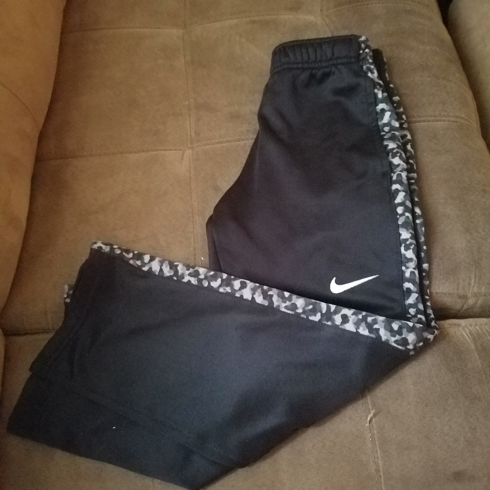 Boys therma fit nike sweat pants size boys small
